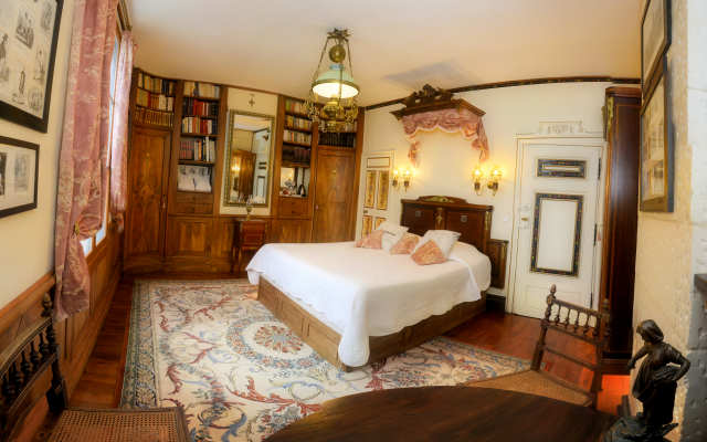 bed & breakfast room ' Balzac's Library ' argentier du roy